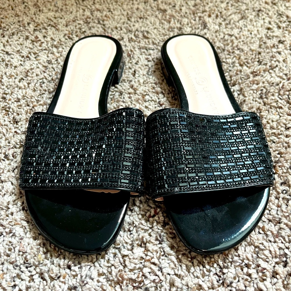 Chinese Laundry black flat slip on sandals women’s 6